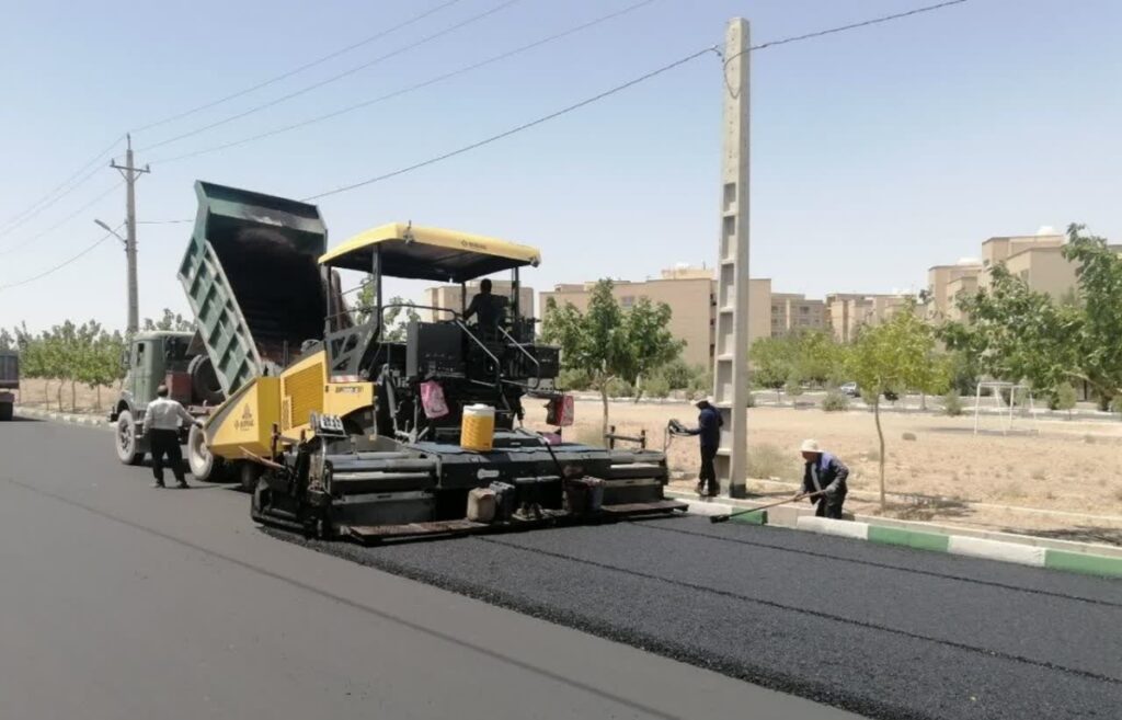 اجرای آسفالت مسیرهای بین‌محله‌ای آبسرد با شیب‌بندی و فشرده‌سازی استاندارد