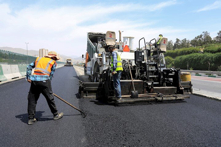 اجرای زیرسازی و آسفالت مسیرهای سد لتیان با قیر ۶۰/۷۰ توسط آسفالت‌چی